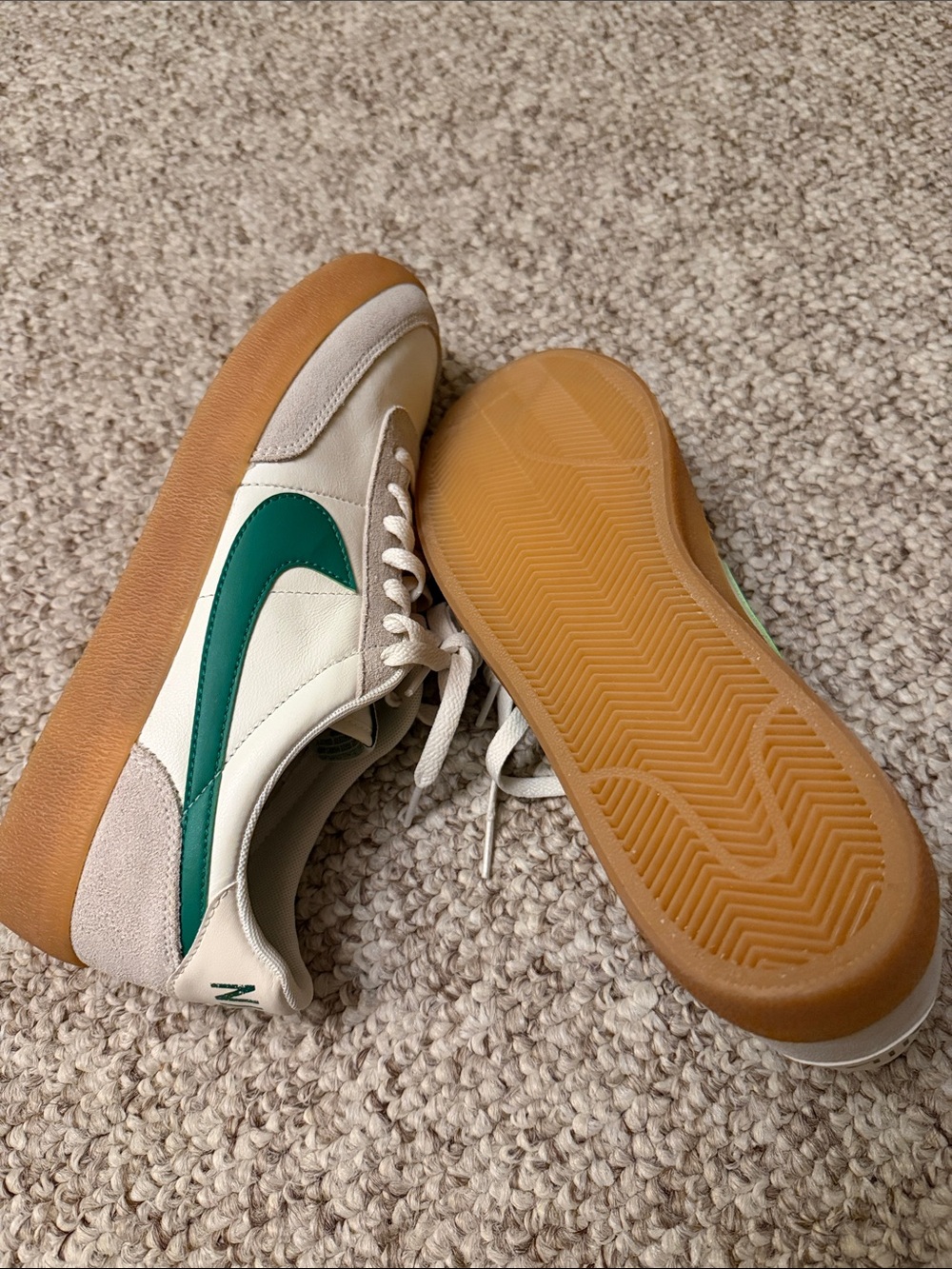 Nike White and Green 432997-111 Low-Top Sneakers with Gum Sole - Picture 4 of 6